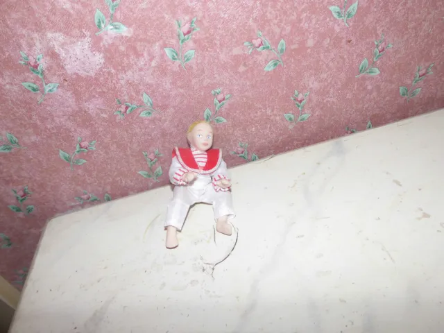 Nostalgie Porzellan-Puppe-Junge-sitzend-Kaufladen-Puppenhaus-Puppenstube-1:12