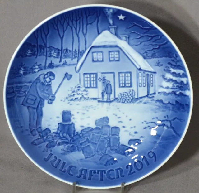 BING & GRONDAHL 2019 Christmas Plate (B&G) Chopping Firewood - NEW in BOX