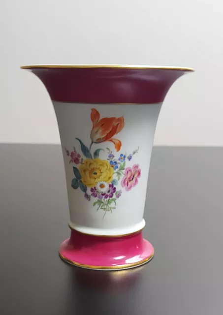 Meissen Porzellan, Trompetenvase, Purpur mit Blumenbukett, 1. Wahl, TOP!