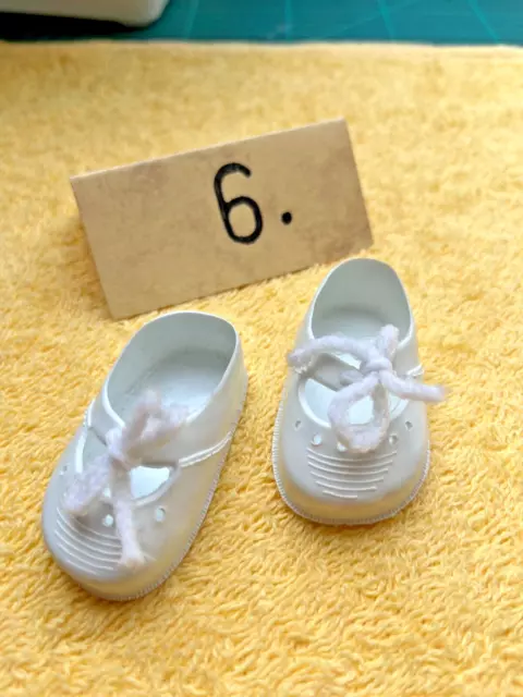 Nr. 6  Emso 42   Weiße - Puppen - Schuhe   Kunststoff   L.: 6,0 cm, Br.: 3,0 cm