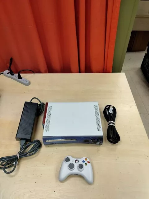 Xbox 360 Arcade White 32gb drive W/ PSU Wireless Controller & HDMI cord  WORKS