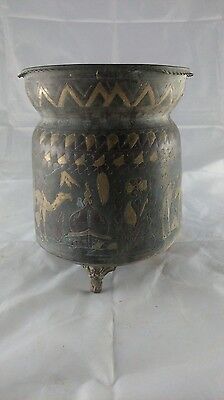 Old oriental vase. Ancien vase oriental
