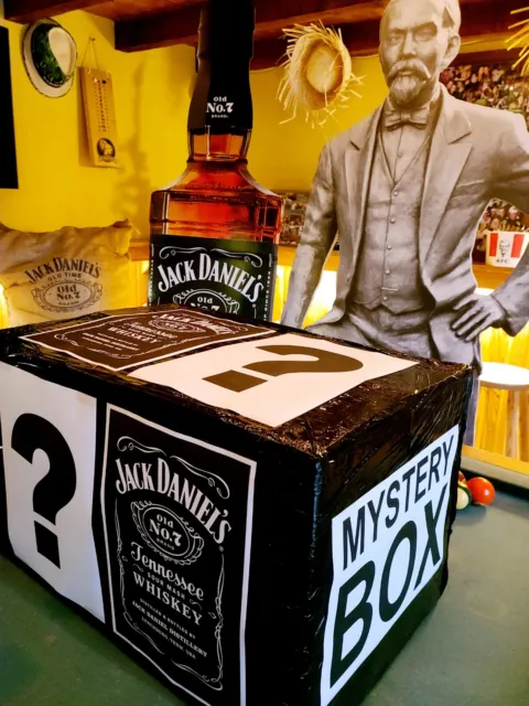 Jack Daniels Jacks are Better Tennessee Whiskey Old No 7 Carte de poker  Décoration murale 40,6 x 50,8 cm : : Maison