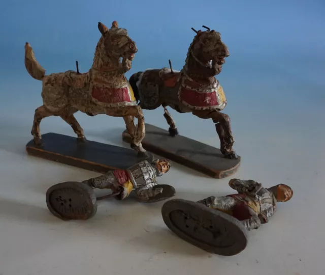 RS0722-115: 4 Elastolin Figuren Ritter Soldaten Pferde teils Masse