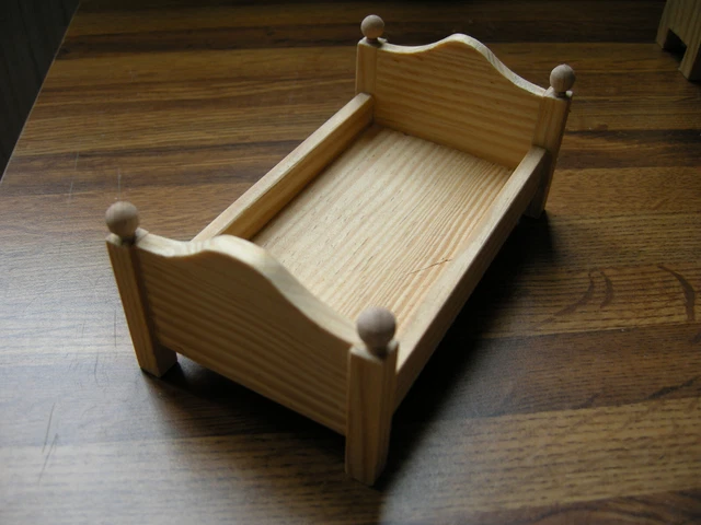 Lit De Poupée Ancien En Bois (bambou) - Dimensions 54x30 Cm, Charmant Et Vintage