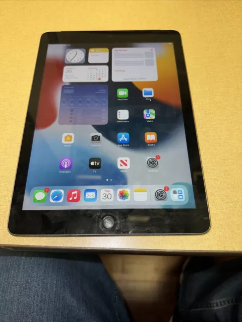 Apple iPad 5th Gen. 32GB, Wi-Fi + Cellular (Unlocked), 9.7in - Silver
