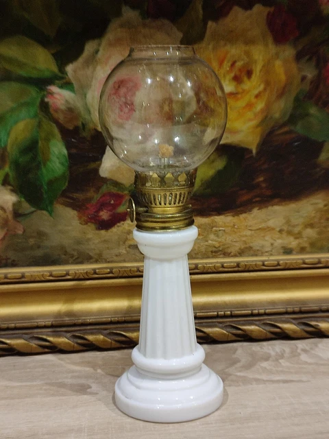 Ancienne Petite Lampe À Pétrole Colonne Opaline Blanche