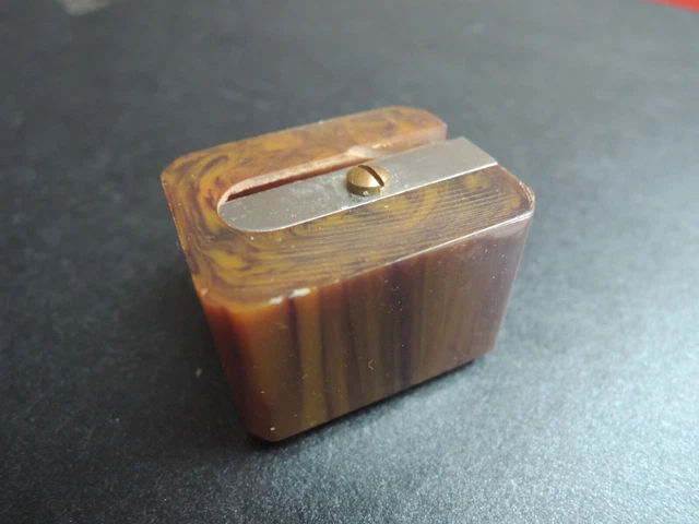Bakelit Doppel-Bleistift-Anspitzer Spitzer oliv-braun meliert Art déco 1920