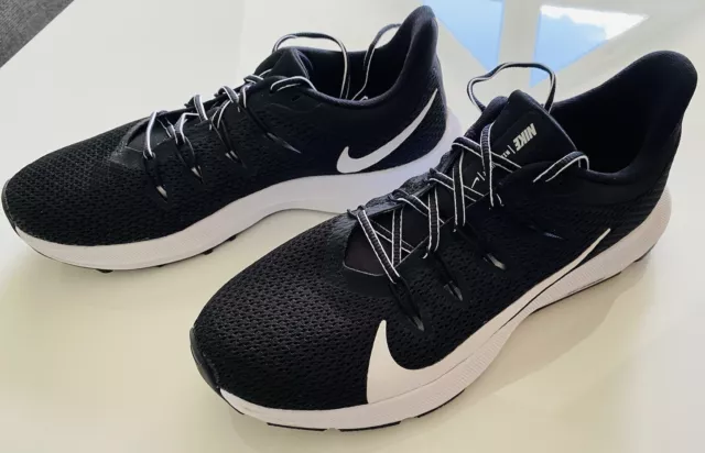 Nike Laufschuh in Schwarz & Weiß / Größe 39