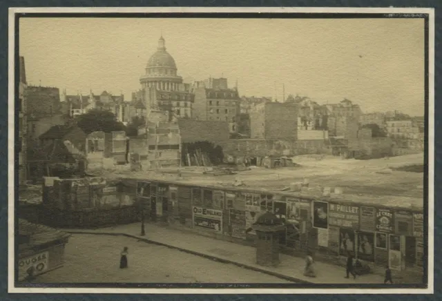 Paris vers 1910. Travaux près du Panthéon. Place de l'Estrapade ? Affiches.