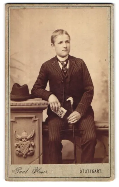 Fotografie Paul Hofer, Stuttgart, Portrait junger Mann im Anzug mit Krawatte un
