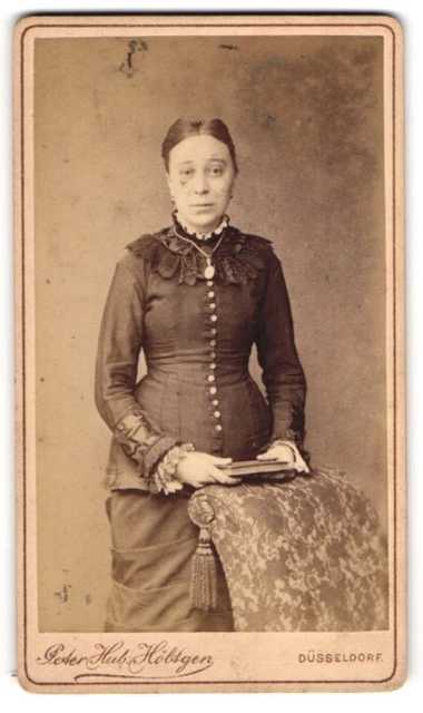 Fotografie Peter Hub. Höltgen, Düsseldorf, Dame im dunklen Kleid mit Halskette