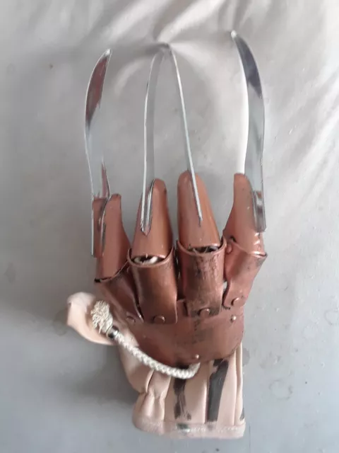 A Nightmare on Elm Street Deluxe Freddy Glove