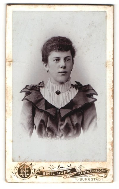 Fotografie Emil Hoppe, Hartmannsdorf, Portrait junge Dame im modischen Kleid mi