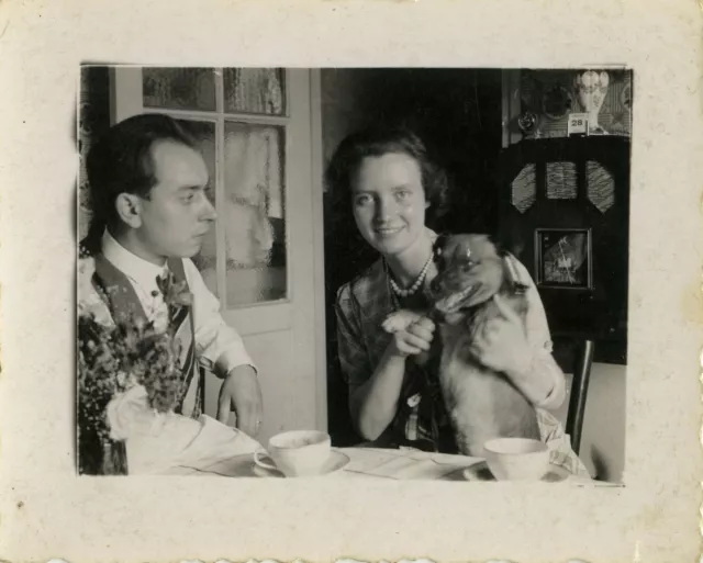 Photo Ancienne - Vintage Snapshot - Chien Drôle Couple Café Radio - Dog Funny