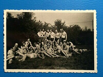 Foto Vintage antik Mädchen Girls Frauen Woman Männer Man Bikini schwimmen alt