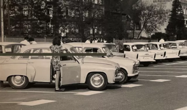 Wartburg und Trabant auf Parkplatz - DDR Auto - 60er Jahre - Original Foto