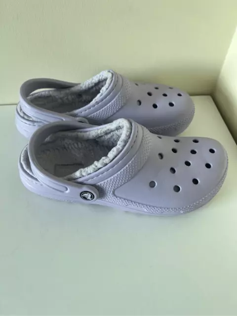 Crocs Comfort Classic Faux Fur Womens 8 and Men’s 6 Slip On Lined Clogs Lavender