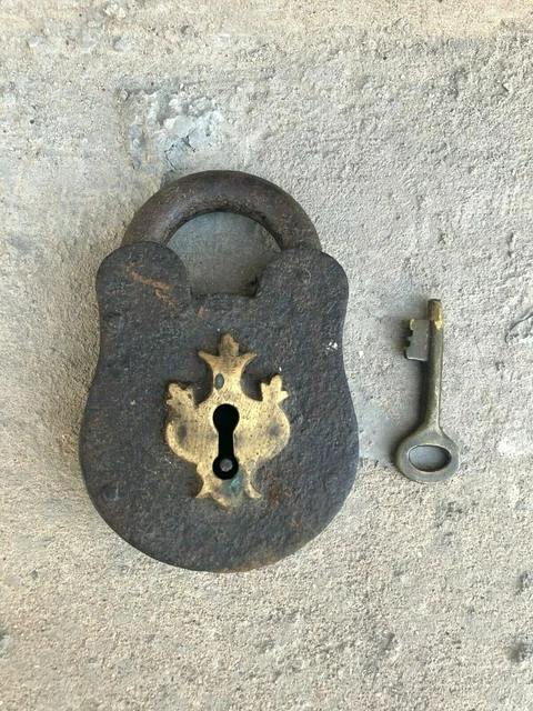 Ein Altes Vorhängeschloss Mit Schlüssel In Fischform Aus Massivem Messing.