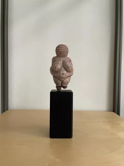 Venus von Willendorf Skulptur mit schwarzem Sockel 19 cm
