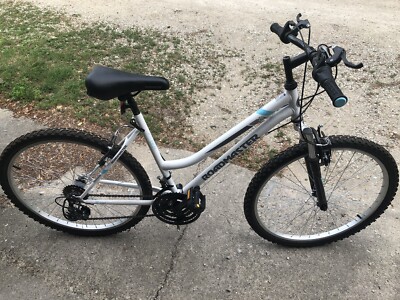 roadmaster granite peak women's mountain bicycle 26 wheels white