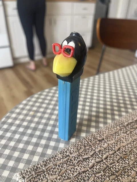 VINTAGE PEZ DISPENSER No Feet Austria 3.4 Raven Crow Red