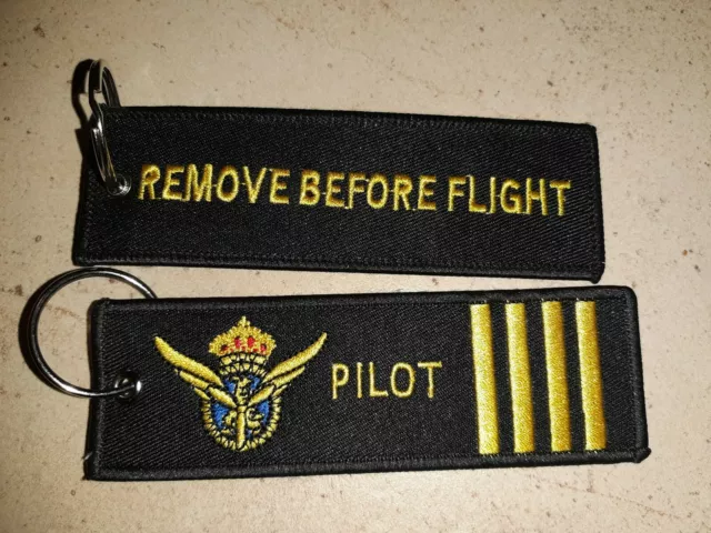 Remove Before Flight - PILOT - Schlüsselanhänger - Schrift gestickt - Neu