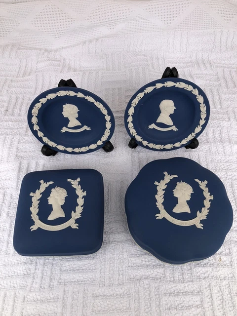 Wedgwood Jaspisware weiß auf Kobaltblau x 4 Gedenkstücke 2