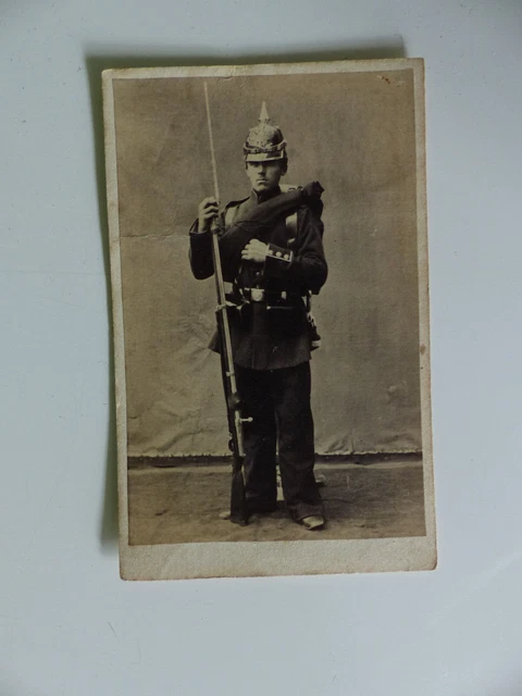 altes Foto CDV Pappfoto Soldat Uniform Pickelhaube Gewehr Bajonett Ausrüstung