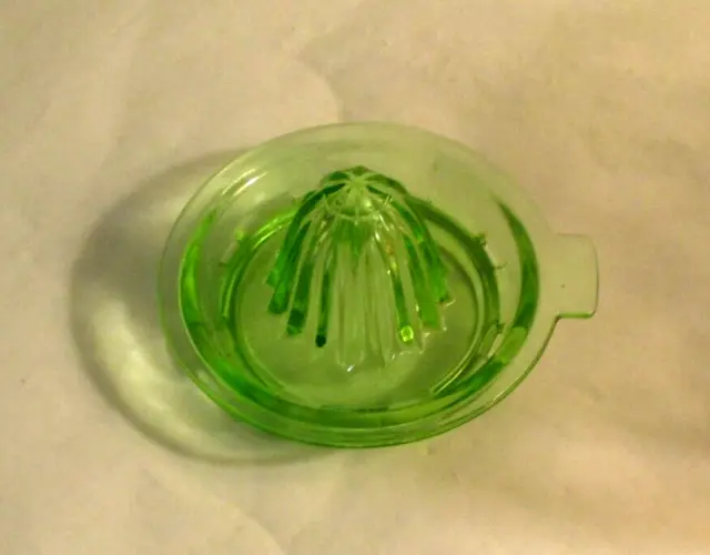 Green Depression Glass   Reamer Top Tab Handle For 2 Or 4 Cup Measuring Cup