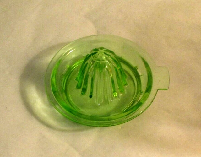 Green Depression Glass   Reamer Top Tab Handle For 2 Or 4 Cup Measuring Cup