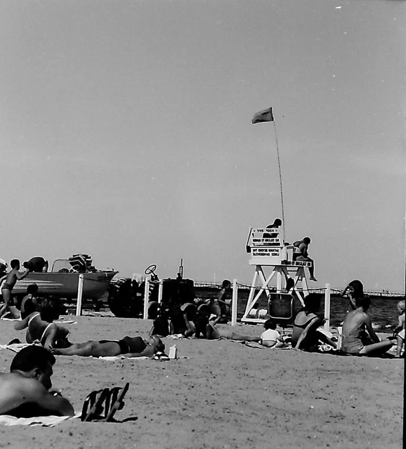 VTG 1950s MEDIUM FORMAT NEGATIVE BEACH SCENE SUNBATHERS WITH LIFEGUARD M162-1