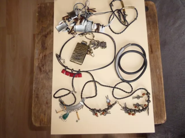 Bijoux fantaisie lot de 8 pièces ethniques perles/acier/ coquillages et métal