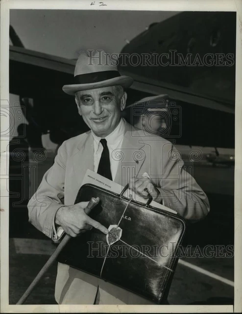 1958 Press Photo Joseph E. Davies, former U.S. diplomat, with sealed briefcase