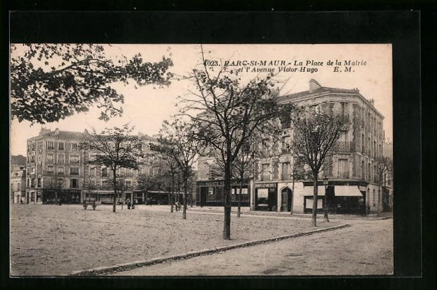 CPA Parc-St-Maur, La Place de la Mairie and Avenue Victor Hugo