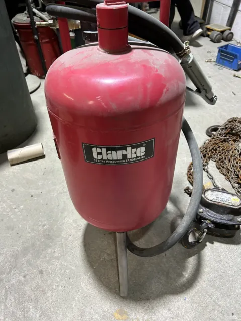 Suction Sand Blast Pot with Built in Hoover SB28 Grit Blaster Container