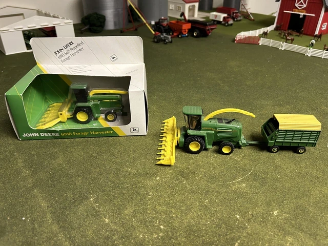 1/64 ERTL John Deere Forage Harvester Set w/ 2 Forage Harvesters & Forage Wagon