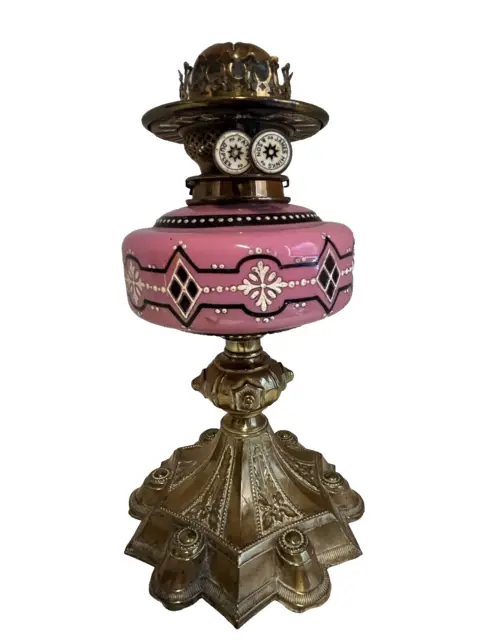 Lámpara de aceite a base de latón victoriana con fuente de vidrio rosa opaco pinza e hijo patente 2
