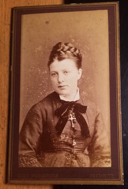 junge Frau mit Zopf & Kreuz Kette / CDV Guido Maegerlein Chemnitz
