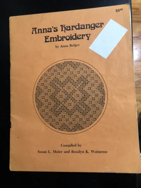 Libro de bordado Anna's Hardanger cubierta blanda algunos daños por agua 1979