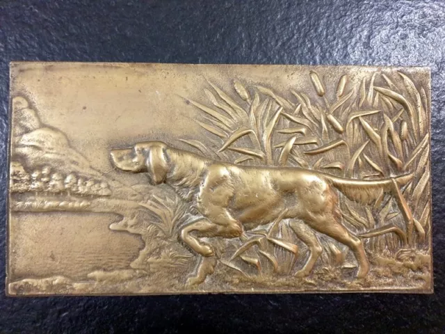 Importante plaque en bronze doré à décor d'un chien à l'affut chasse arrêt