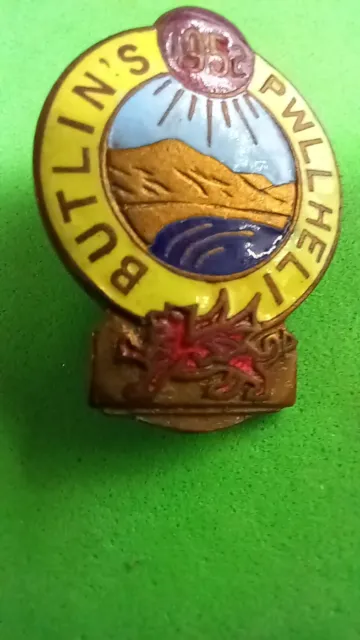 (a213)  Vintage BUTLINS PWLLHELI 1952 Enamel Badge