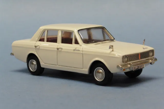 1/43 Hastings Classics by SMTS HC1 Hillman Hunter Polar White