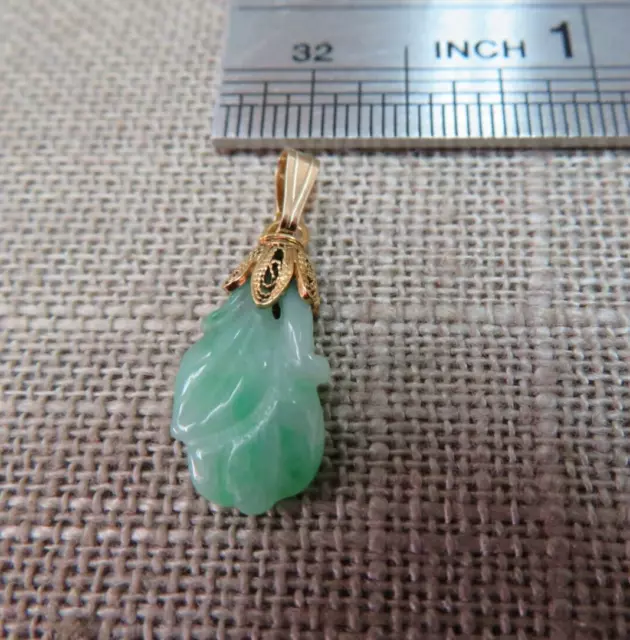 Small Vtg 14k Solid Yellow Gold Carved  Jade Pendant .82 G