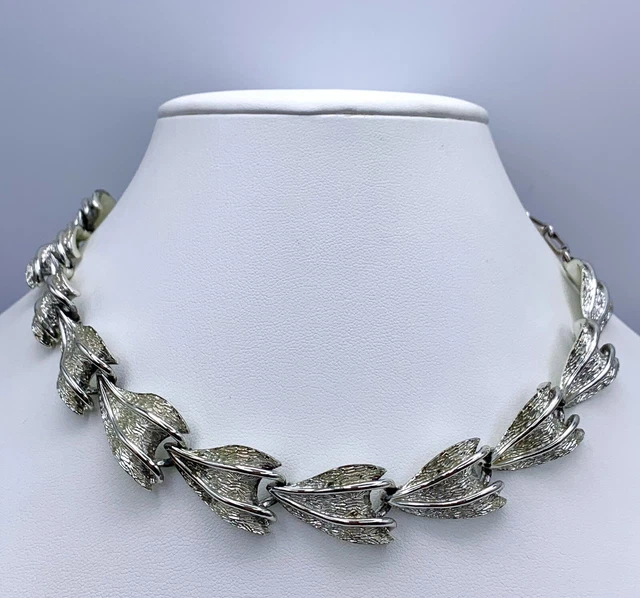 Vintage Coro Pegasus Silver Tone Leaf Shape Panel Choker Necklace