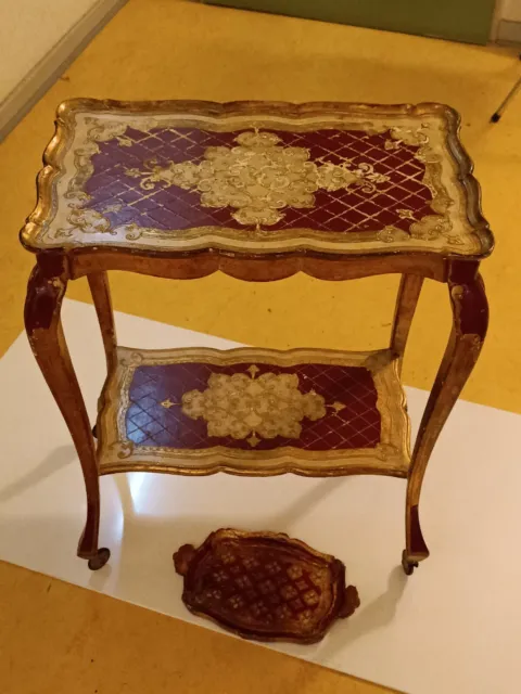 Ein antiker , sehr schöner Holztisch .
