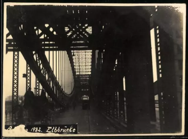 Fotografie unbekannter Fotograf, Ansicht Hamburg, Blick durch die Elbbrücke