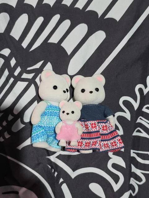 Sylvanian Families – Eisbär-Familie (3-teilig) – Vater, Mutter & Baby Mit Beweglichen Köpfen, Armen Und Beinen, In Stoffkleidung, Ab 3 Jahren