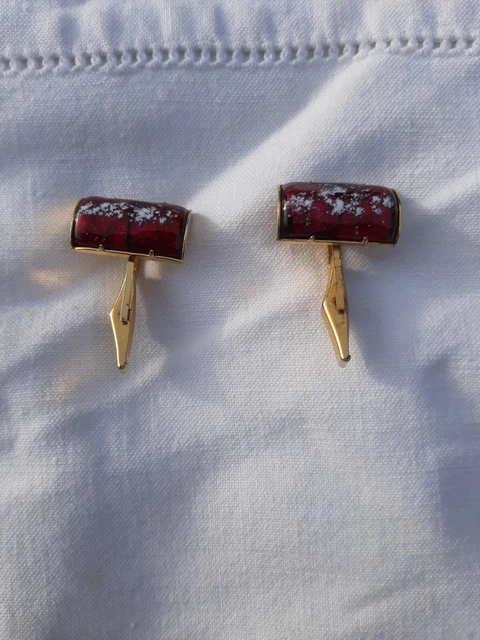 ancien bouton de manchette en métal doré , art déco