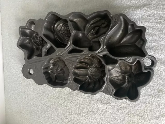 VTG John Wright Cast Iron Flower Mold Muffin Bread Baking Pan 1991 USA 13”x 7.5”